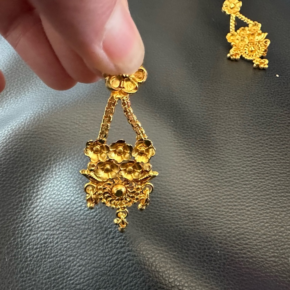 Elegant Gold Necklace - Picture 14 of 16